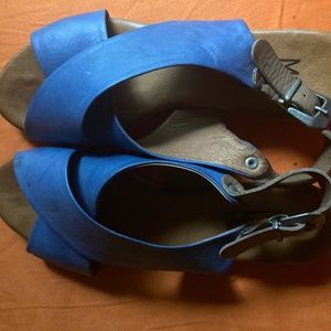 Miz Mooz cobalt blue fine leather sandals, buckle on the strap.38
